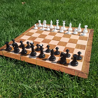 Деревянная шахматная доска. лежит …» — создано в Шедевруме