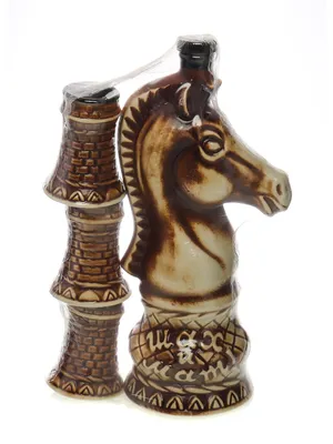 Белый шахматный конь на фоне шахматной доски | Премиум векторы