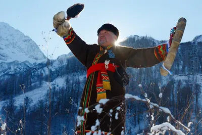 Сибирский шаман провел в горах Сочи обряд и попросил духов о снегопаде