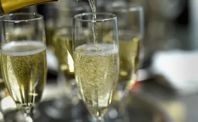 Эксперты рекомендовали не пить много шампанского в новогоднюю ночь — РБК