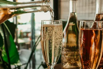 Шампанское, реалистичная бутылка шампанского и бокал шампанского, праздник  праздновать Stock Vector | Adobe Stock