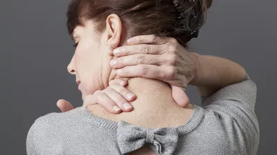 Как распознать шейный остеохондроз: 5 ключевых симптомов, на которые  следует обратить внимание | Клиника «Ноосфера» | Дзен