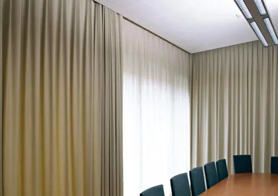 Почему для офиса стоит выбрать жалюзи и рулонные шторы