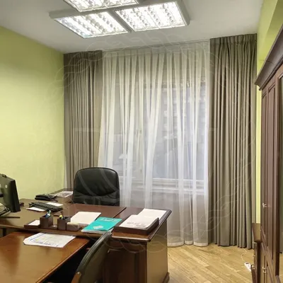 Римские шторы в офисе: от делового стиля до романтичности