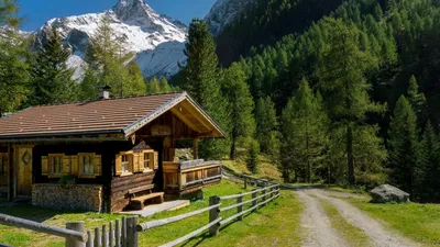 Swiss chalet house hi-res stock photography and images - Alamy