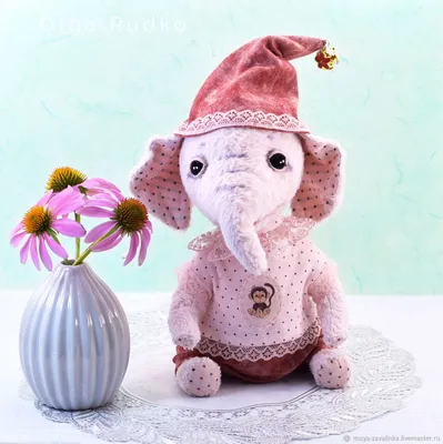 Розовые мультяшные слоники в хвойном…» — создано в Шедевруме