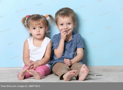 Смешные дети расчесывая волосы друг к другу Стоковое Изображение -  изображение насчитывающей кавказско, дети: 184861829