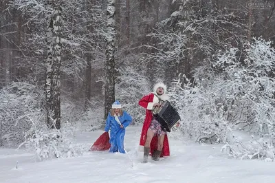 Счастливые дети играя с снеговиком Смешные маленькие Girs на прогулке в зиме  Outdoors Дети строя играть человека снега Иллюстрация вектора - иллюстрации  насчитывающей потеха, утеха: 125254172