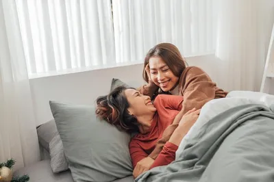 Смешные женщины перед сном вдвоем на уютном | Премиум Фото