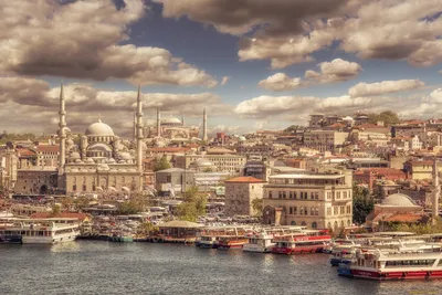 Мусульманские здания в Стамбуле под ярким небом - обои на рабочий стол