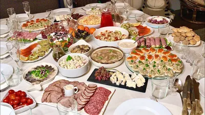 Великолепный выбор блюд на фото стола с едой на день рождения