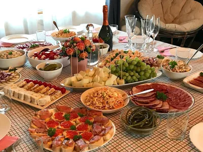 Фото стола с едой на день рождения в формате PNG