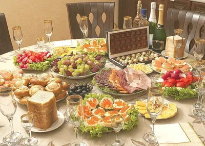 GIF изображение стола с едой на день рождения