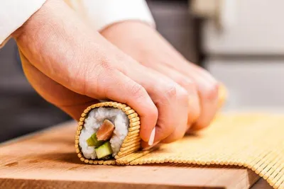 Заказать суши Суши Острый лосось (2 шт.) в Сакуре с доставкой на дом или в  офис в г. Санкт-Петербург