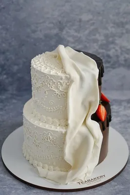 Свадебный торт с мастикой и цветами