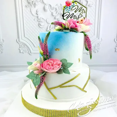 Заказать Торт свадебный двухъярусный украшен цветами из мастики и клубникой