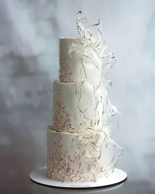Свадебные торты на заказ: с ягодами, цветами, статуэткой
