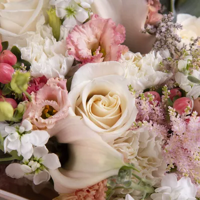 Букет «Светлые воспоминания» с эустомой, каллами и розой в светлых тонах  купить с доставкой