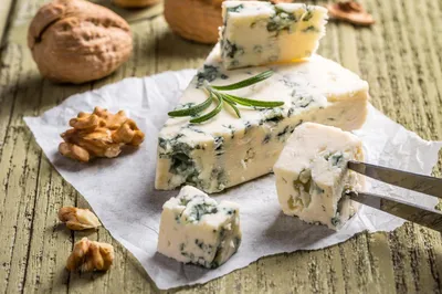 С чем едят сыр голубой с плесенью: правила, сочетание блюд