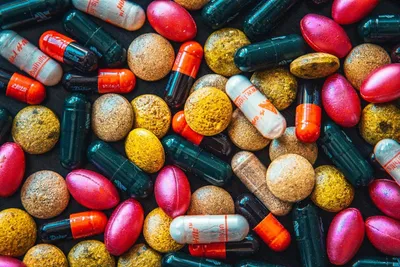 Почему таблетки бывают разных цветов? Отвечает фармацевт — Секрет фирмы