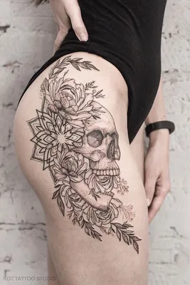Татуировка женская графика на бедре большие лилии - мастер Мария Котова  7410 | Art of Pain