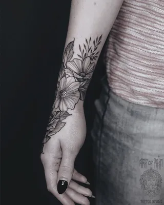 Татуировка женская графика на запястье цветы 3812 | Art of Pain