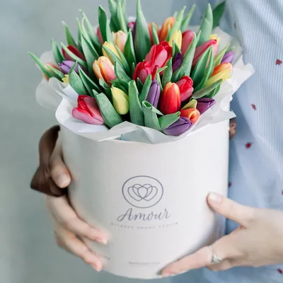 Букет из 11 разноцветных тюльпанов \"8 марта\" – купить недорого с доставкой  по Москве