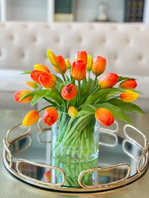 Букет из тюльпанов в вазе - заказать доставку цветов в Москве от Leto  Flowers
