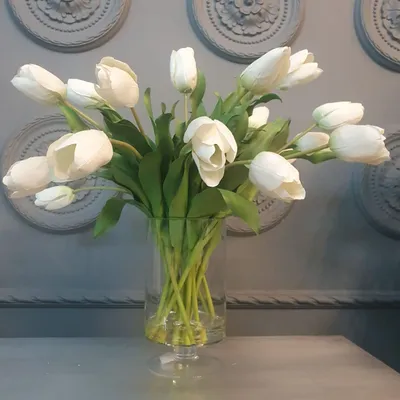 Скачать 938x1668 тюльпаны, цветы, букет, ваза, свечи, романтика обои,  картинки iphone 8/7/6s/6 for parallax