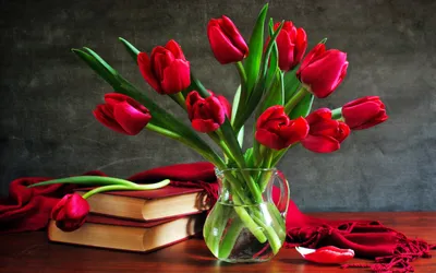 Разноцветные тюльпаны + ваза, 25 цветов в коробке по цене 4375 ₽ - купить в  RoseMarkt с доставкой по Санкт-Петербургу