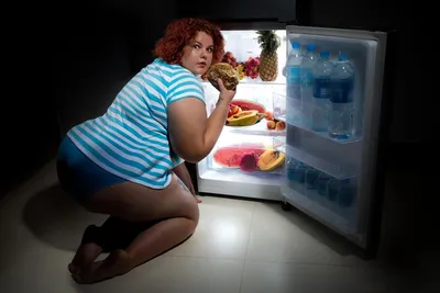Фото толстых девушек с едой: выберите размер изображения и формат для скачивания