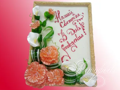 Торт для женщины с покрытием велюр и тюльпанами из шоколада