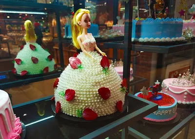 Торт кукла в сад, Потрясающий торт из сладостей для девочки