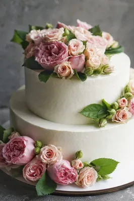 Торт на свадьбу с вафельными цветами