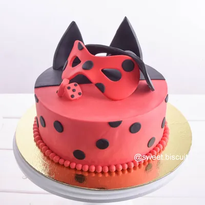 Красный торт «Леди Баг и Супер-Кот»