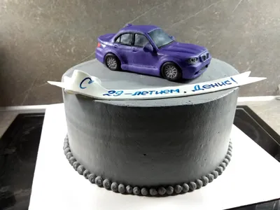 Торт с кремовым покрытием и фигуркой автомобиля