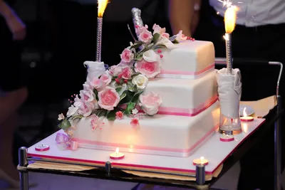 день рождения торт со свечами на день рождения Стоковое Изображение -  изображение насчитывающей золото, потеха: 272774319