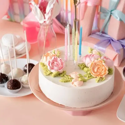 Красивый праздничный торт со свечами и различными сладостями на столе ::  Стоковая фотография :: Pixel-Shot Studio