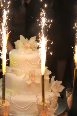 Красивый торт со свечами на день рождения - обои на рабочий стол