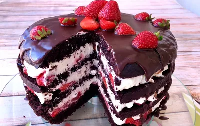 Как украсить торт клубникой – креативные идеи оформления (+бонус-видео) |  Joy-Pup - всё самое интересное! | Дзен