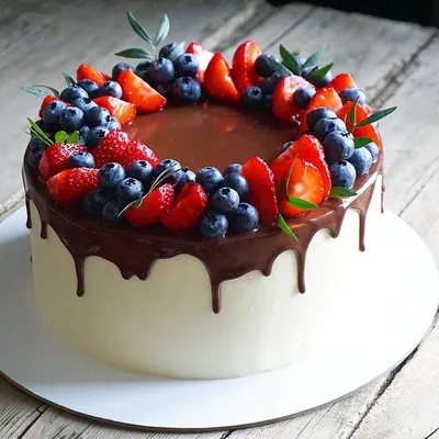 Торт Шоколадный с клубникой из каталога Свежие торты
