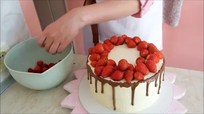 Торт с клубникой и розами | Идеи для блюд, Вкусы тортов, Блюда на скорую  руку