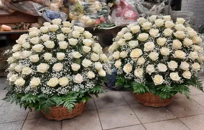 Корзина траурная из 35 красных роз с курьерской доставкой в  Санкт-Петербурге и области. Траурные цветы недорого к печальному событию.