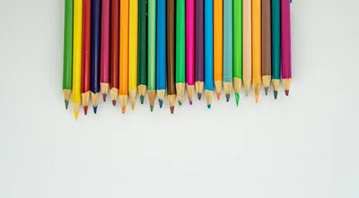 цветные карандаши на белом фоне. канцелярские принадлежности. карандаши для  детей. Стоковое Фото - изображение насчитывающей просто, канцтовары:  229077956
