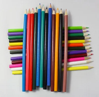 Цветные карандаши заточили в идеальной наводке Стоковое Изображение -  изображение насчитывающей темно, облака: 189506821