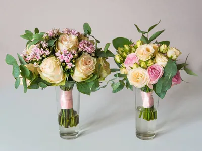 Букет подружки невесты из розовых и персиковых роз с зеленью - Фото