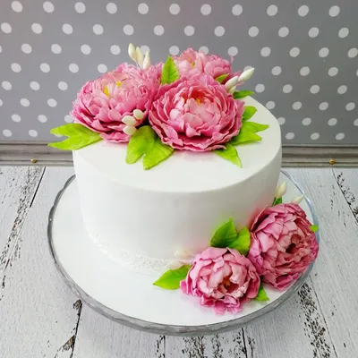 Яркий торт с живыми цветами и макарунами на заказ с доставкой недорого,  фото торта, цена