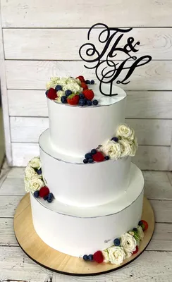 Торт с топпером девушки и живыми цветами