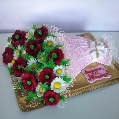 Трехъярусный свадебный торт с цветами и топпером