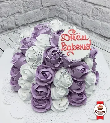Открытый торт без покрытия с цветами и ягодами